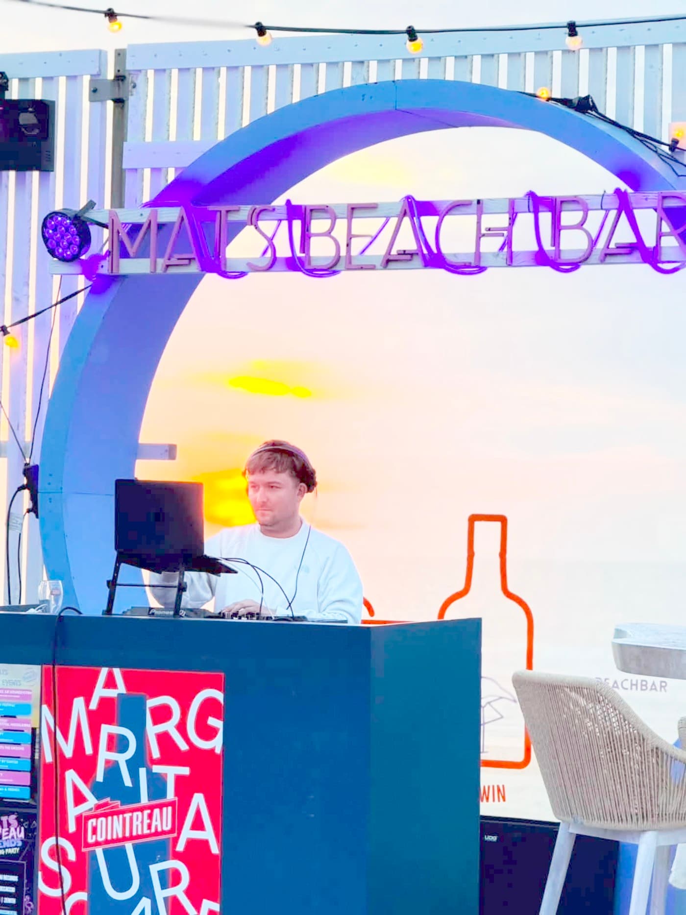 Gaël Nubile achter de draaitafels in de zomerbar